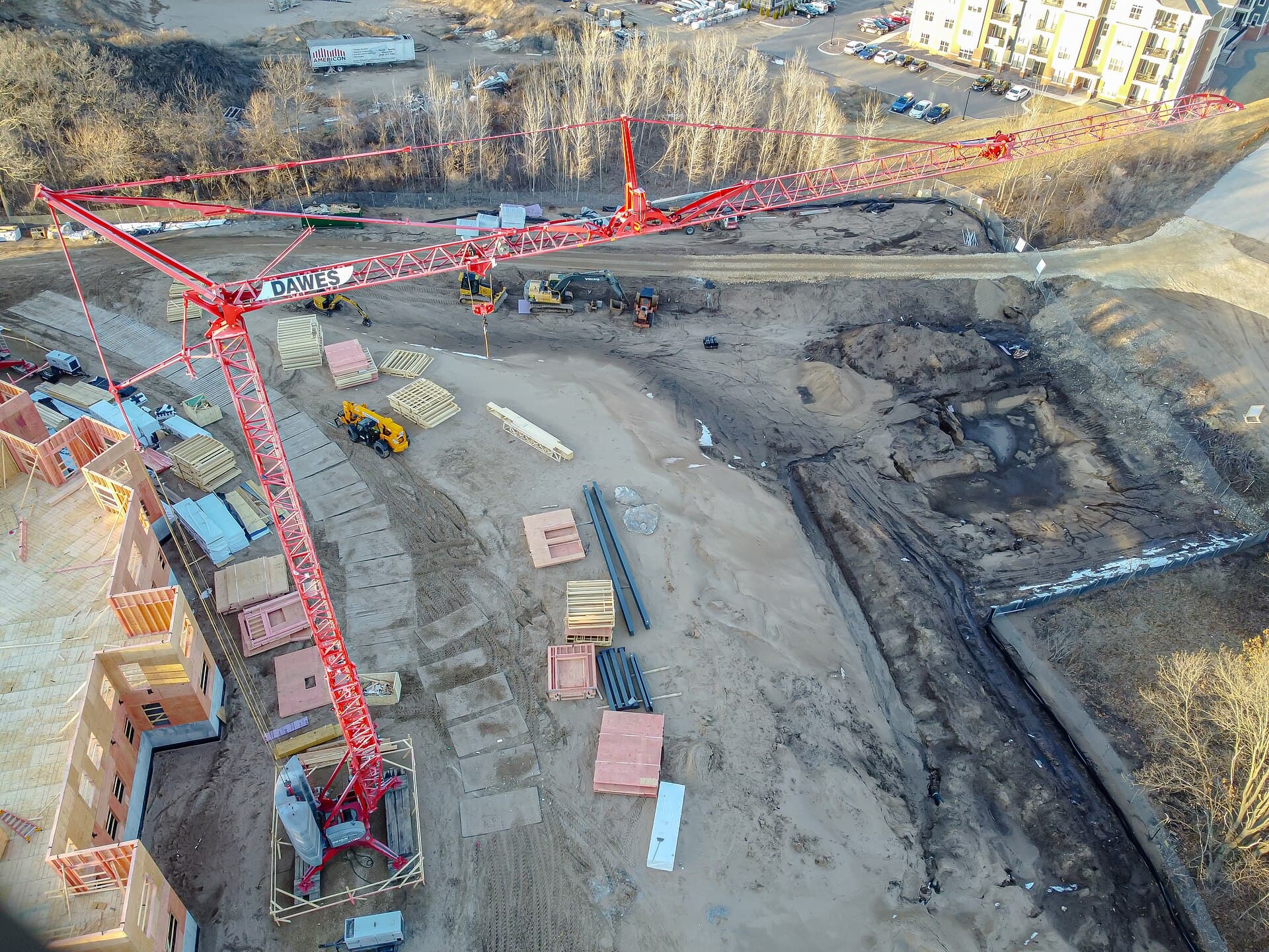 Canteiro de construção modular com paredes pré-fabricadas e guindastes