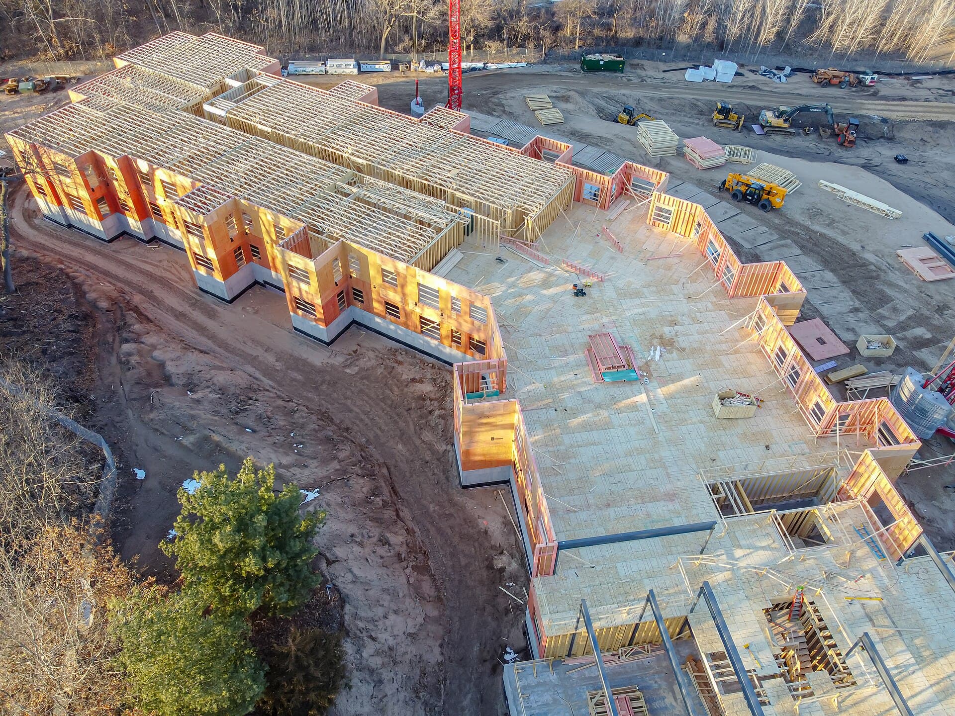 Construção modular com estrutura pré-fabricada e guindastes no canteiro de obras