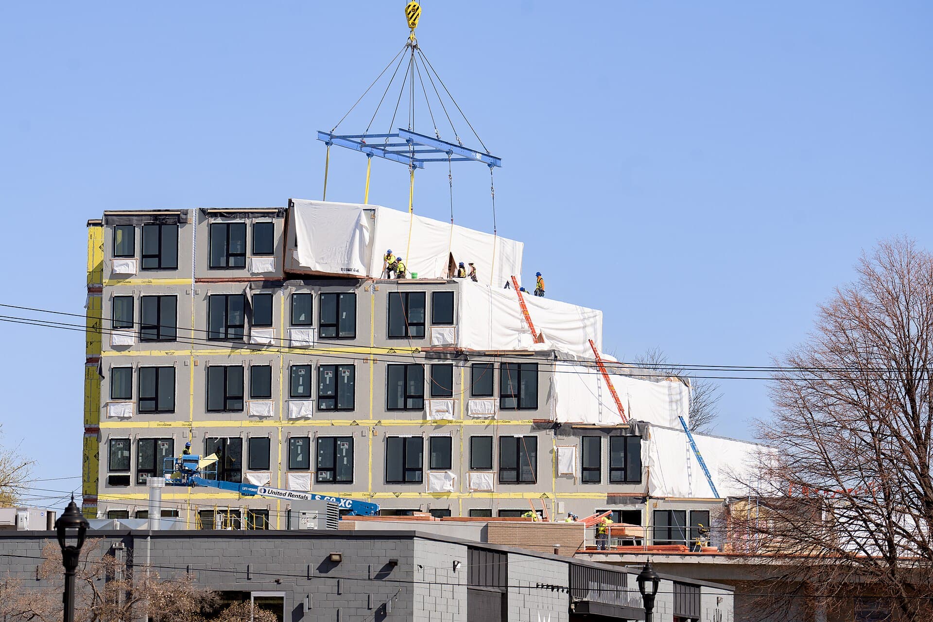 Edifício modular em construção com estrutura industrializada